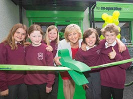 Sally opens the doors at the Co CO-OPERATIVE Food’s latest refurbed Scottish store has opened in Strathblane following a £675,000 investment. And one of the area’s famous residents popped in to help open the shop along with youngsters from a local school.