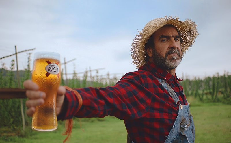 Scarecrow Eric holding kronenbourg