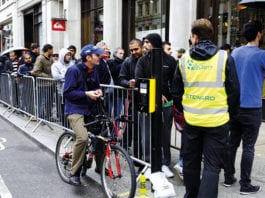 A sluggish autumn performance Black Friday queues