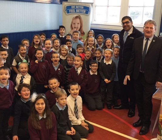 Faraz’s feast is fit for 500 Faraz and MSP David Torrance at the Big Breakfast.