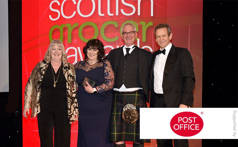 Alexander Armstrong presents the Post Office Retailer of the Year award to Bruce and Donna Morgan of Best-One @ Brownlies, Biggar.