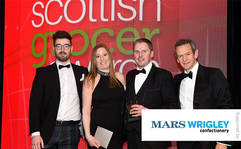Fraser McMurdo, customer development manager, Mars Wrigley Confectionery and Alexander Armstrong present the Confectionery Award to Chris Cobb, Keystore Cults.