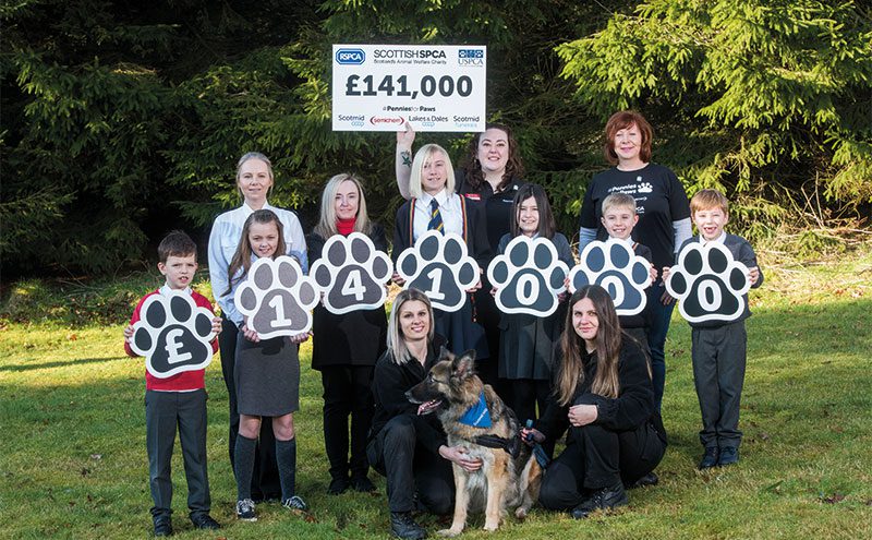 Lexi the dog and Scotmid staff, children, and the SSPCA.