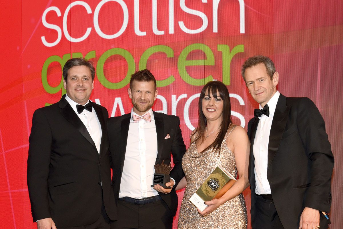 Ross and Mandi receive Scottish Grocer Licensed Retailer of the Year award
