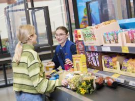 Aldi embarks on big drive for recruits shopper at till in Aldi
