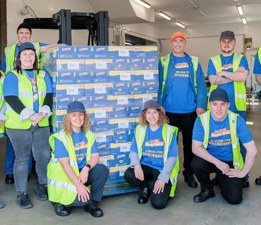 Galloway Gathering Project with FareShare Scotland a big success Martina Stocchi, of Lactalis, and FareShare's Clare O'Keeffe with Galloway Cheddar staff.