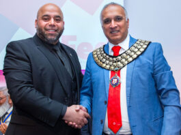 Scots shine at Fed event New Fed president Mo Razzaq is congratulated by his predecessor, Muntazir Dipoti.