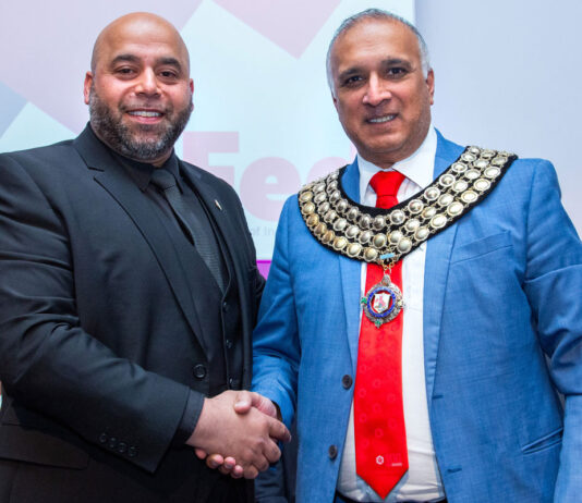 Scots shine at Fed event New Fed president Mo Razzaq is congratulated by his predecessor, Muntazir Dipoti.