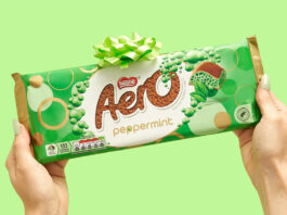 Aero unwraps the gifting opportunity in new bar A person holds an Aero Peppermint Sharing Bar against a green background with a green bow on top of the bar.