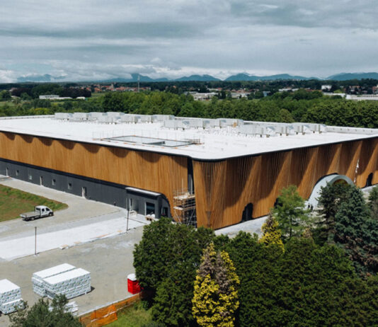 Planet Farms invests in vertical operations in the UK Aerial shot of Plant Farms facility in Cirimido, Italy.