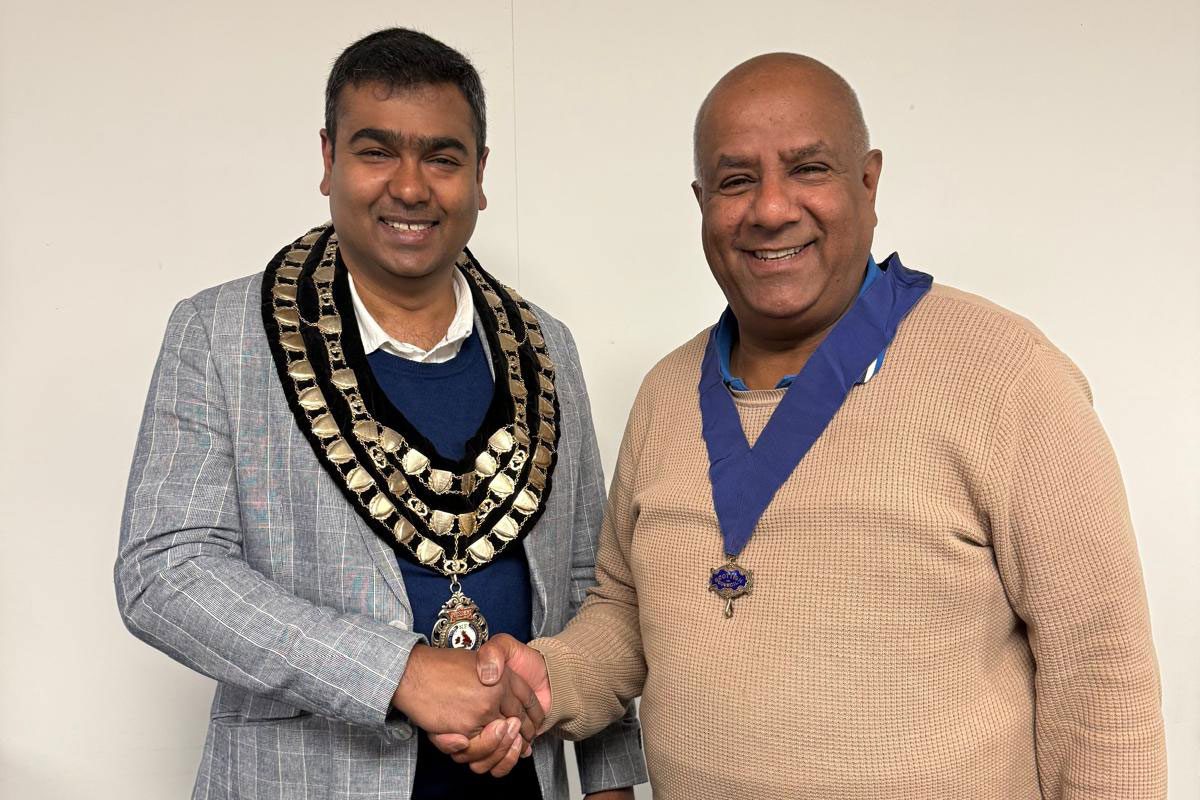 Uthayakumar Soundararajan, Scottish president at The Fed, shakes the hand of Hussan Lal, former Scottish President of the Fed.