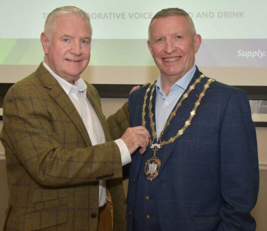 New president for Scottish Wholesale Association Outgoing president Tom Slaven hands over the chain of office to new president Jon Mack.